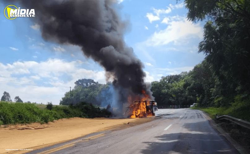 São Mateus do Sul: carreta carregada com arroz pega fogo