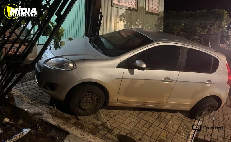 Xanxerê: motorista perde o controle e atinge portão de uma residência