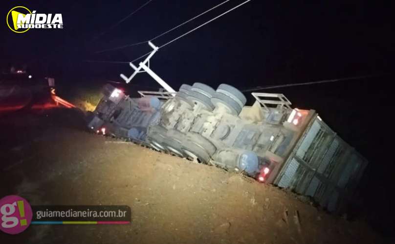 PR-495:Caminhão tomba e deixa motorista sofre ferimentos leves  