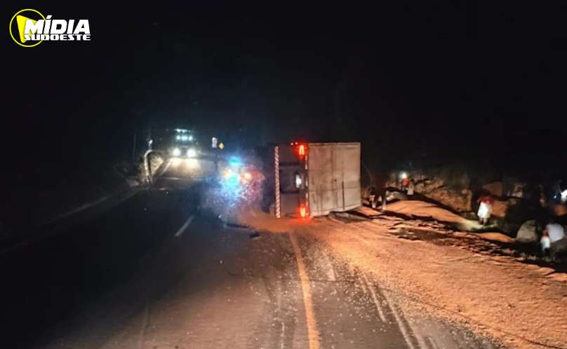 BR-277: carreta carregada com grãos tomba e carga é saqueada