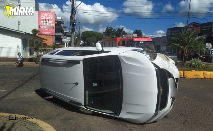 Xanxerê: veículo capota após colidir em rótula na Avenida Brasil