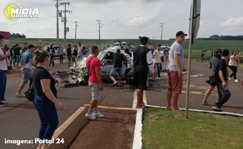 Itaipulândia: ônibus tomba após colisão com carro e deixa vítimas 