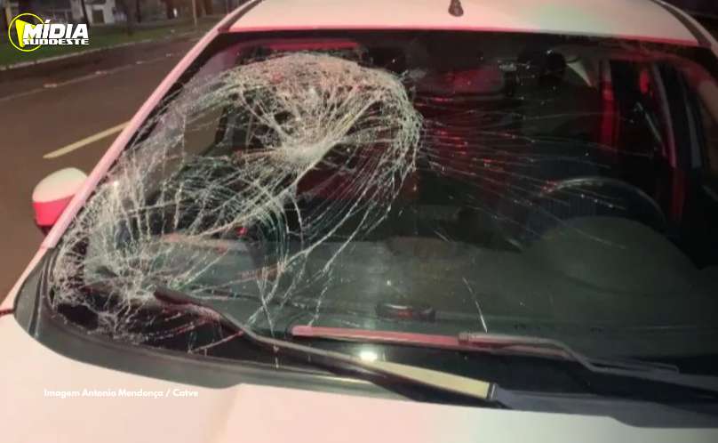 "Quem ama também sofre": homem se joga na frente de carro após separação