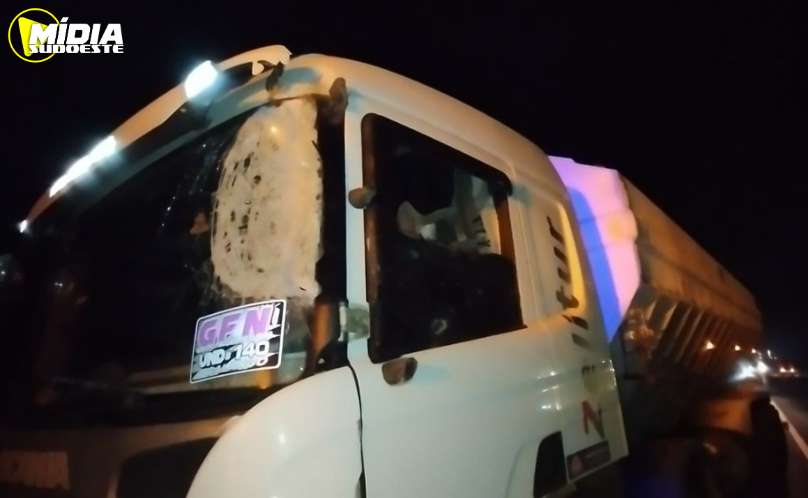 BR-282: colisão entre caminhões deixa condutores feridos