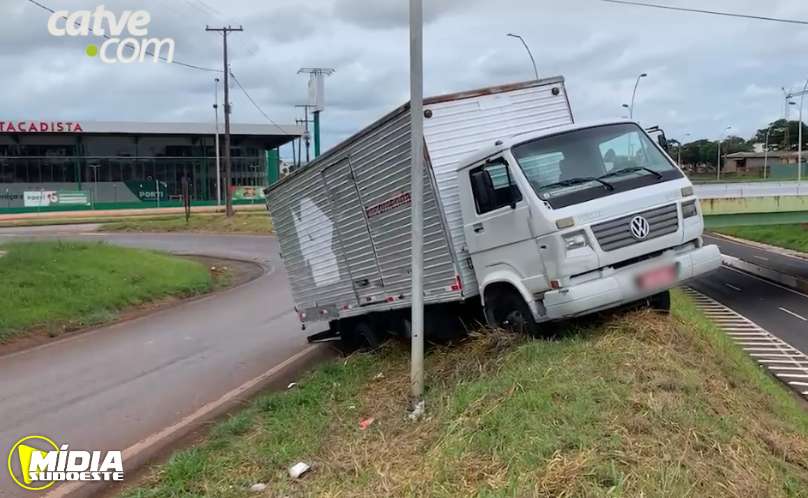 Cascavel: caminhão sobe no canteiro central e quase cai em barranco 