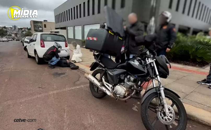 Cascavel: motociclista é jogado para baixo de carro após batida com caminhão