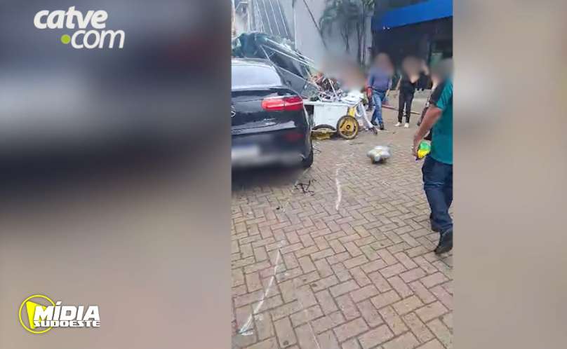 Cascavel: motorista perde controle, bate em veículo estacionado e em carrinho de vendedor ambulante 