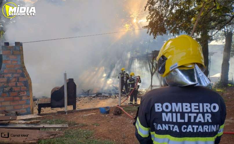 Xanxerê: casa é consumida por incêndio
