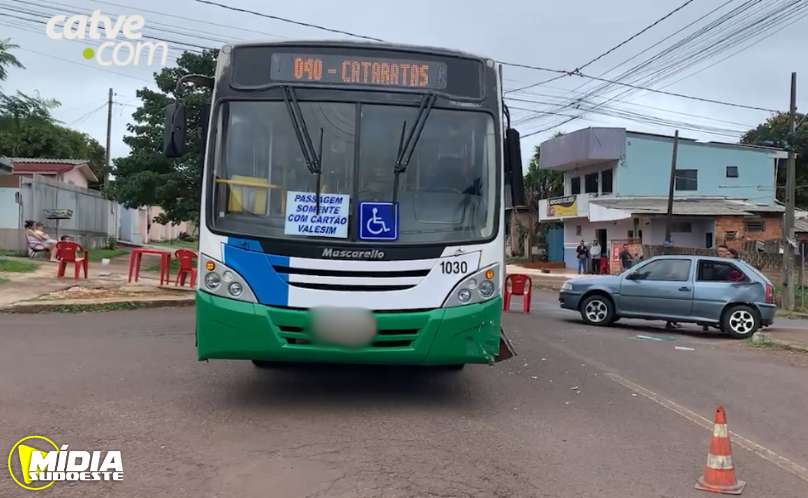 Cascavel: ônibus do transporte coletivo e carro se envolvem em acidente