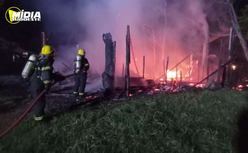 Ipuaçu: galpão é destruído por incêncio 