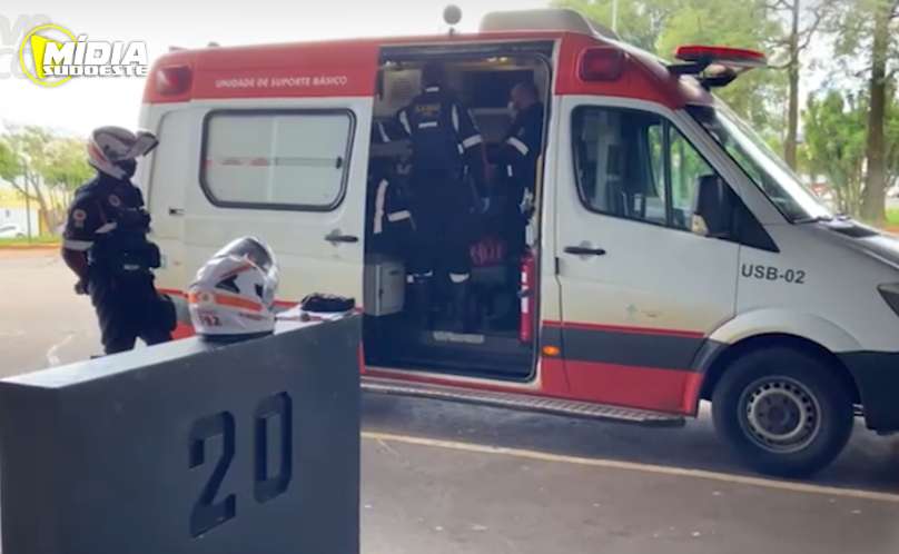Cascavel: mulher chuta porta de vidro e fica ferida na rodoviária