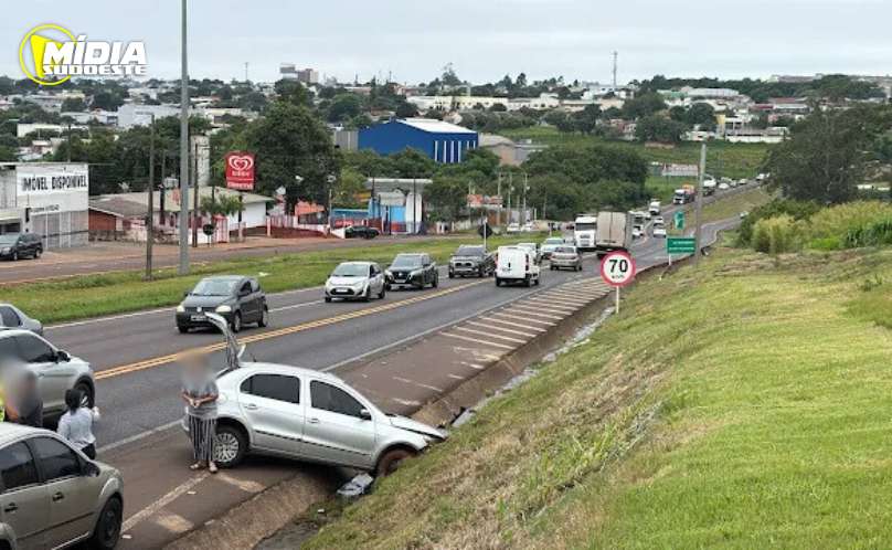 BR- 277: carro é atingido por caminhão e é jogado em barranco 