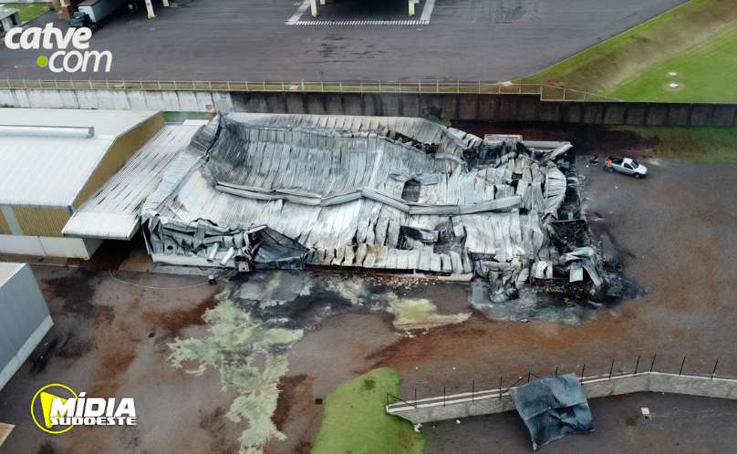Cascavel: imagens aéreas mostram como ficou barracão destruído por incêndio 
