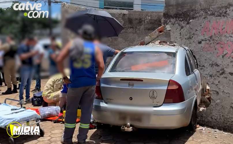 Cascavel: após acidente com motociclista, carro derruba muro 