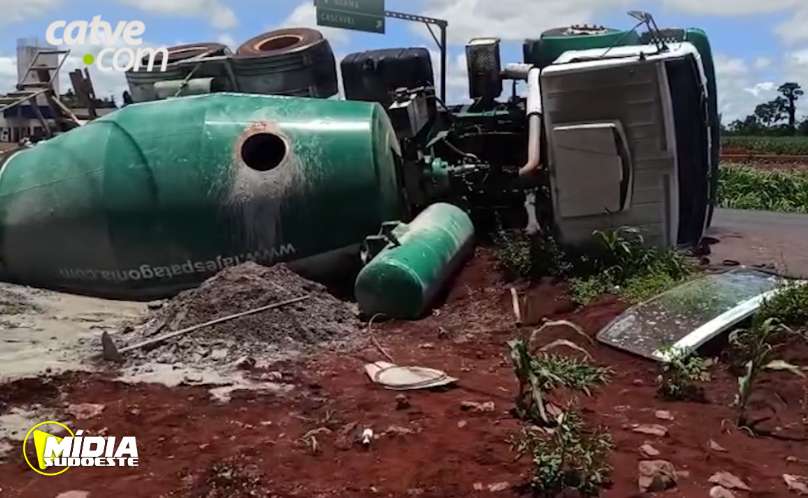 Toledo: caminhão tomba na Avenida 