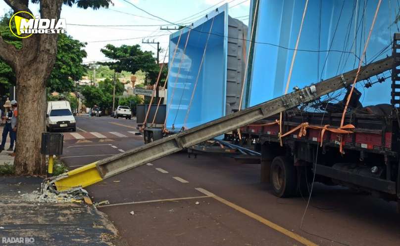 Toledo: caminhão derruba poste ao transportar piscinas e deixa moradores sem energia 