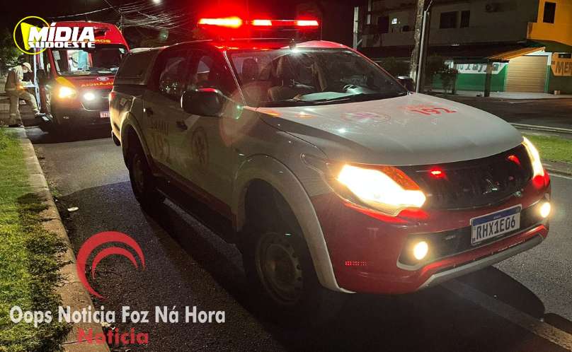 Foz do Iguaçu: motociclista fica em estado gravíssimo após empinar e colidir contra caçamba de entulho