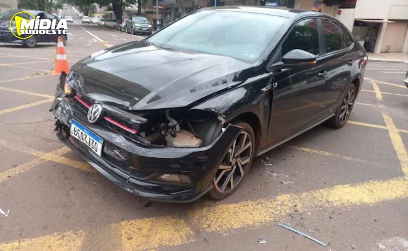 Cascavel: carro colide com veículo estacionado em acidente