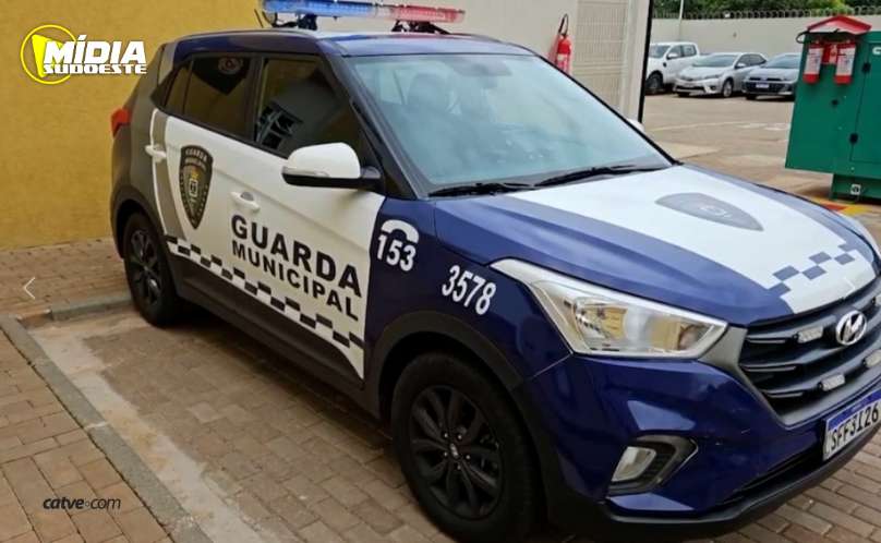 Cascavel: procurado pela justiça, motorista bate na viatura da Guarda Municipal e foge