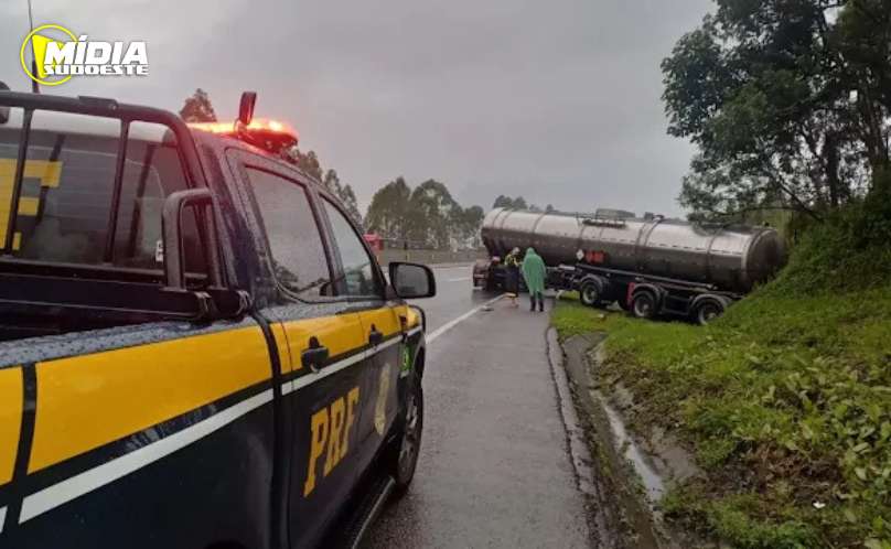 BR-277: carro pega fogo após acidente com caminhão e duas pessoas morrem