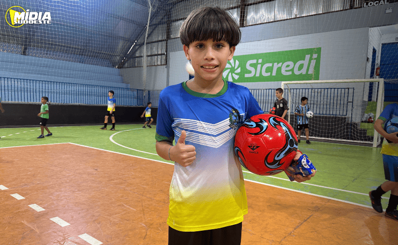 Sob comando do treinador Juninho, João Henrique vem se destacado na escolinha de futsal do munícipio