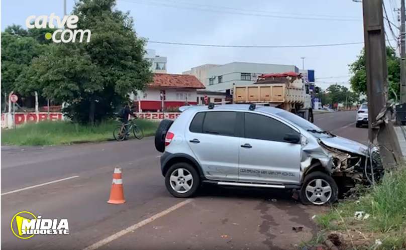 Cascavel: motorista abandona carro após atingir poste 