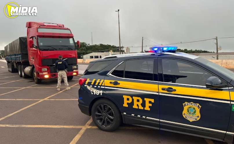 Cascavel: carreta carregada com maços de cigarros contrabandeados é apreendida pela Polícia Rodoviária Federal 
