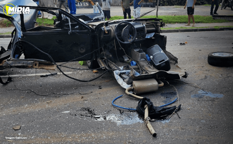Carro parte ao meio e deixa cinco feridos no Paraná