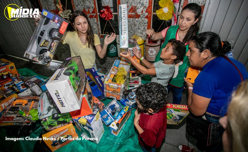 Famílias recebem doações do Natal Solidário Portos do Paraná