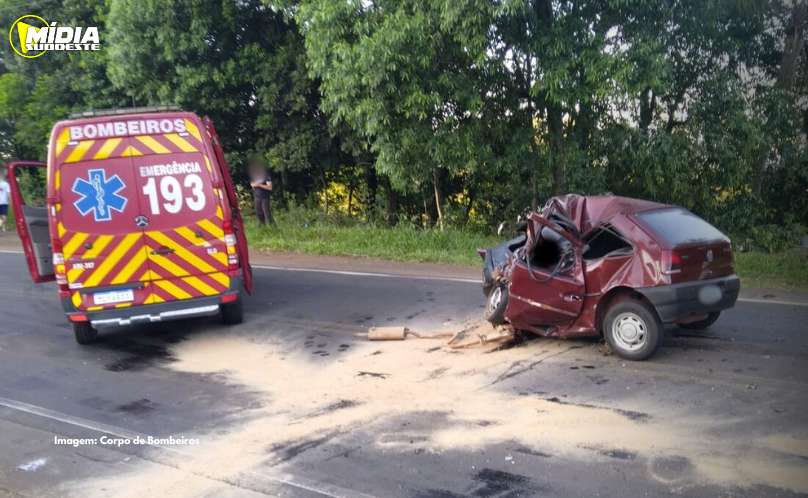 Três pessoas morrem após colisão entre carro e caminhão
