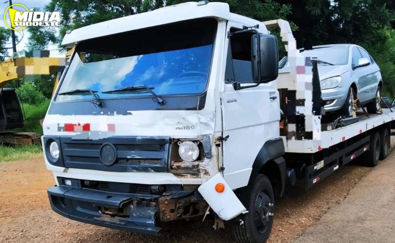 BR- 280: homens ficam feridos em acidente entre carro e caminhão