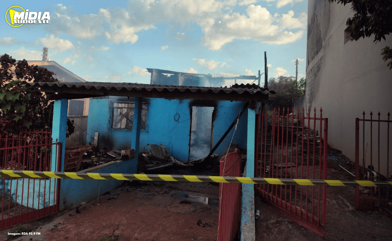Santa Izabel do Oeste: residência é destruída pelo fogo