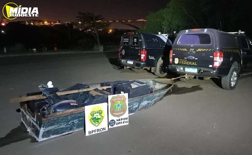 Polícia Federal e Polícia Militar apreendem embarcação com maços de cigarros contrabandeados 