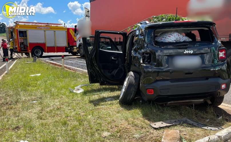 BR-280: duas pessoas ficam feridas em colisão lateral 