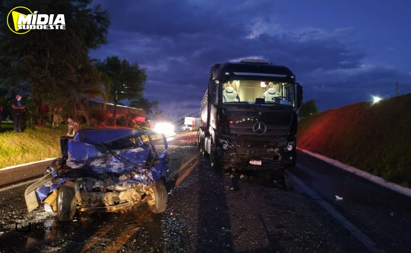Idoso morre após colisão frontal entre veículo e carreta na SC-153