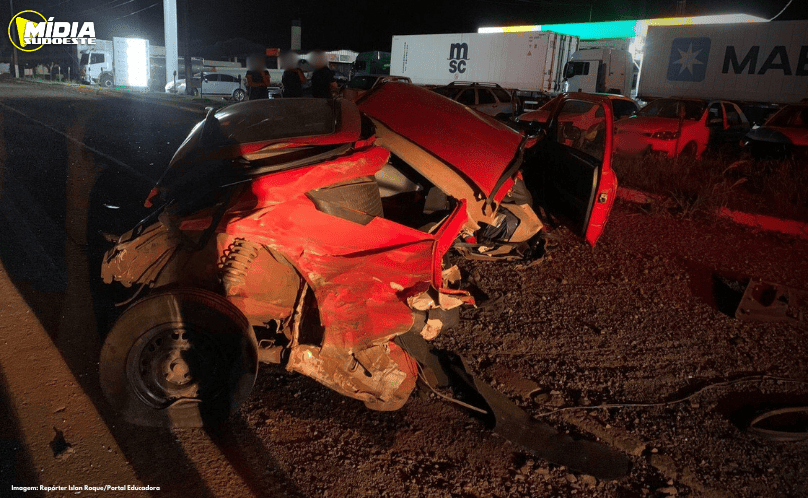 Dois Vizinhos: carro parte ao meio após colisão na PR-281