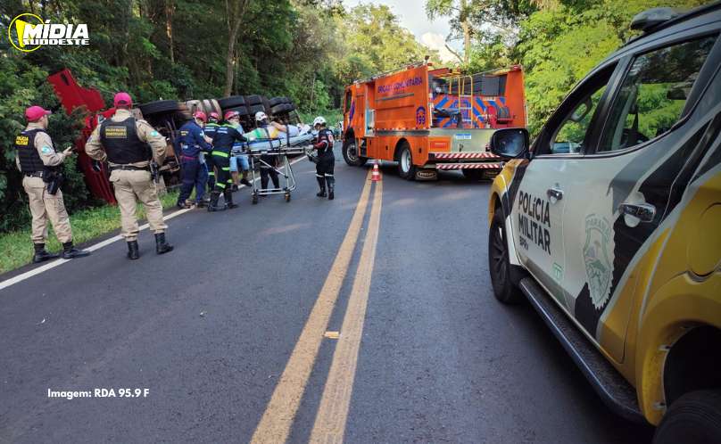 Santa Izabel do Oeste: carreta carregada com proteína tomba na PR-281