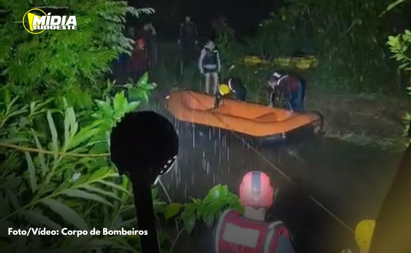 Bombeiros salvam 10 pessoas ilhadas em rio de Antonina após cabeça d’água
