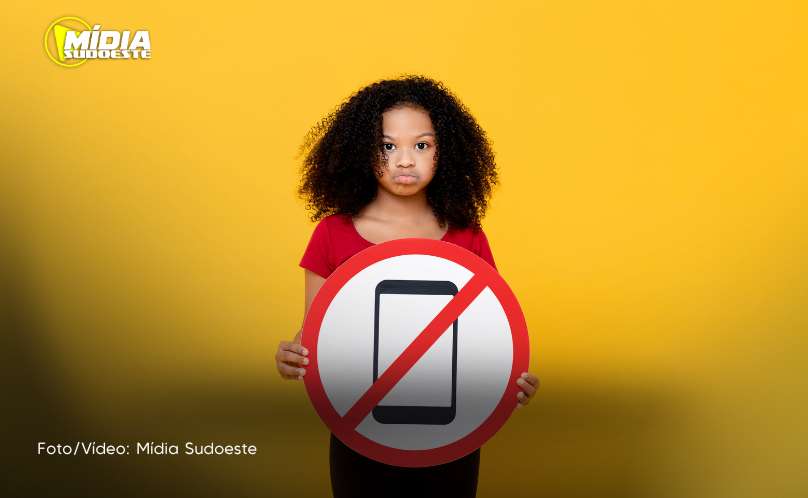 Nova lei limita uso de celulares nas escolas e permite apenas em situações excepcionais.