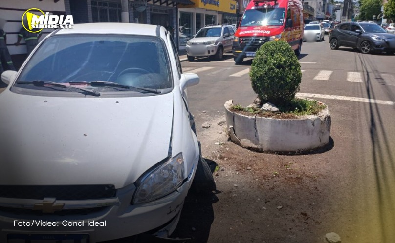 Itapiranga: duas pessoas são atendidas após colisão de automóvel em canteiro