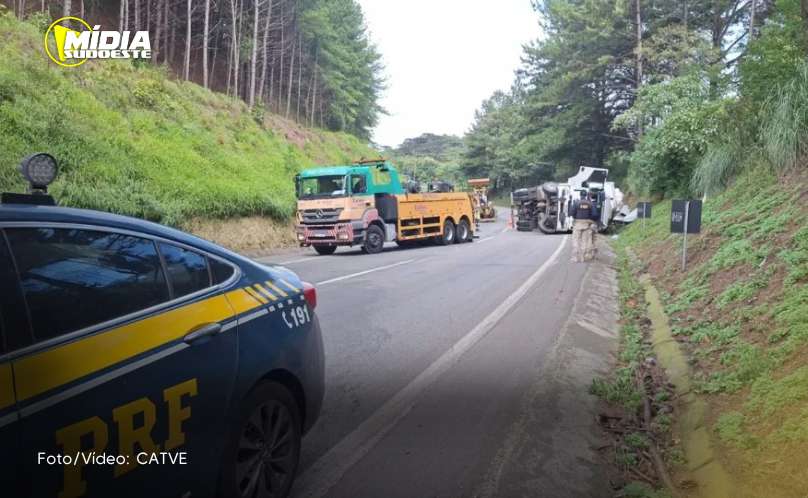 BR-376: caminhão tomba, motorista se fere e pista fica interditada 