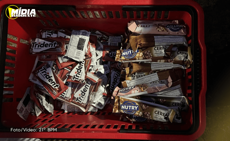 Homem é preso por furtar tridents e barras de cereal