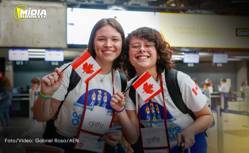 Emoção e expectativa: 500 alunos do Ganhando o Mundo embarcam para o Canadá