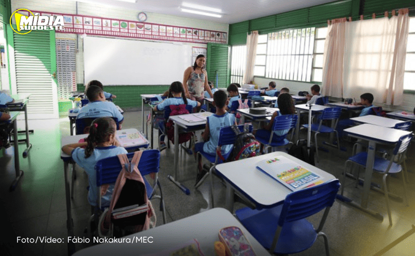 MEC aumenta piso salarial dos professores para R$ 4.867,77