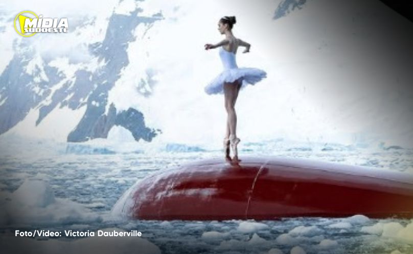 Bailarina Victoria Dauberville dança em proa de navio nas águas congelantes da Antártida