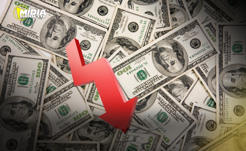 Dólar cai pela 10ª vez seguida e fecha em R$ 5,83