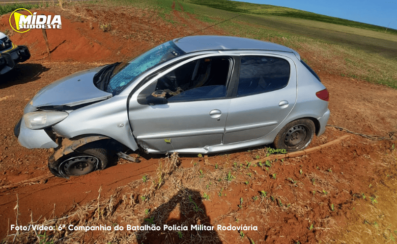 Peugeot colide contra anteparo de concreto