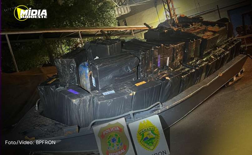 São Miguel do Iguaçu: BPFRON e Polícia Federal apreendem embarcação com 3.500 pacotes de cigarros contrabandeados