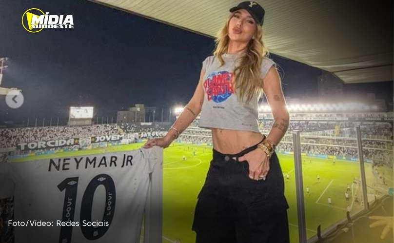 Virginia Fonseca chega de helicóptero à Vila Belmiro para acompanhar reestreia de Neymar no Santos