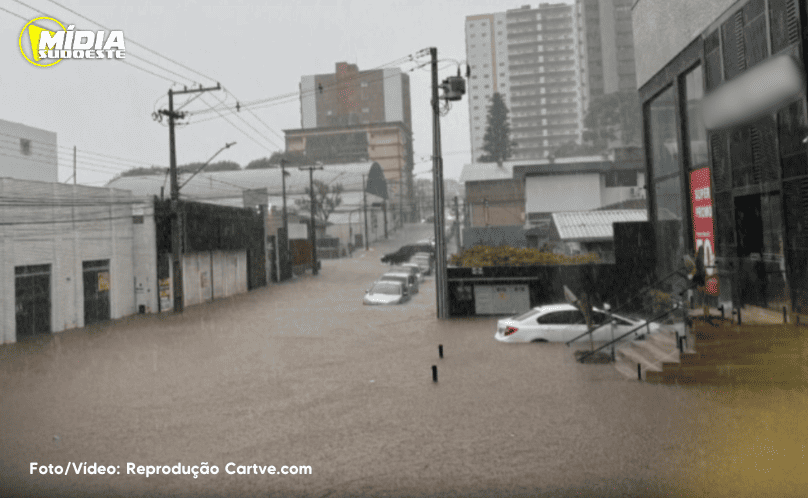Temporal alaga ruas e invade casas e empresas em Guarapuava
